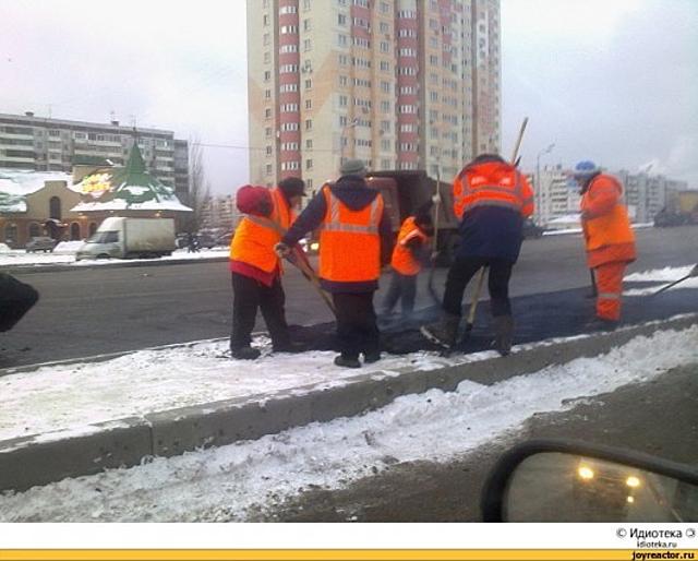 Minőségi munkavégzés aszfalt járda orosz munkások hó