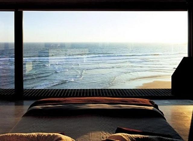 Mit szólnál egy ilyen hálószobához? elképesztő hálószoba kilátás tenger panoráma ablak