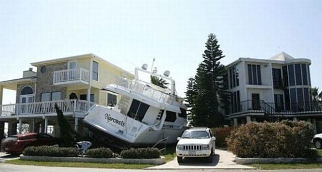 Beparkolva beparkol hajó mellett yacht ház