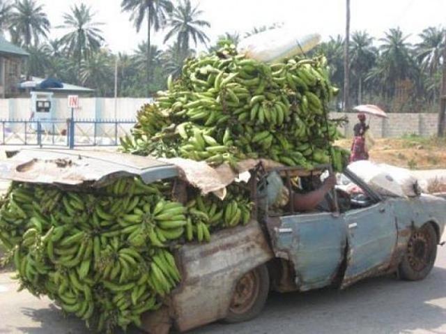 Banános Joe elvetemült rozoga kocsi banán tele megpakolva