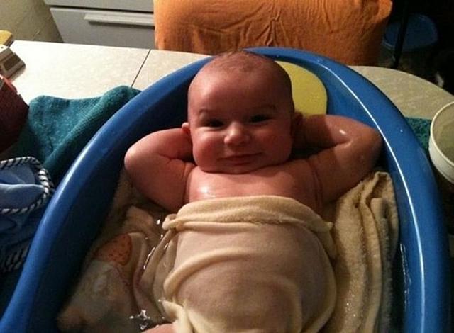 Csak lazán laza cuki fürdés baba csak lazán aranyos