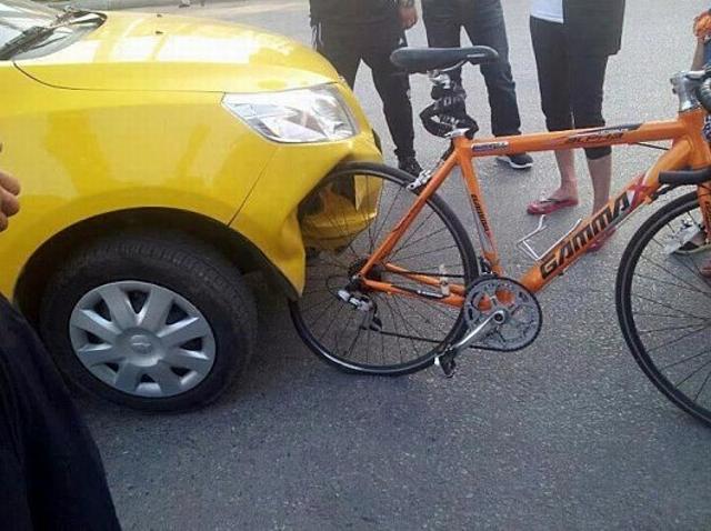 Chuck Norris biciklije  elvetemült bicikli törött chuck norris kép autó
