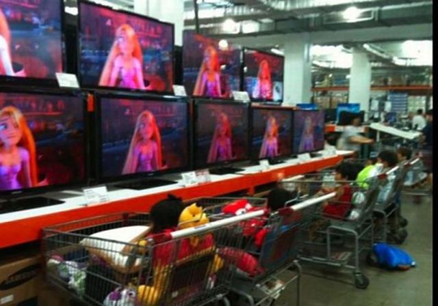 Gyerekmegörző gyerek elvetemült bevásárlókocsi bolt szülők tv