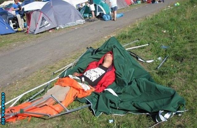 Igazi fesztiválozó :D állítás részeg alszik sátor fesztivál