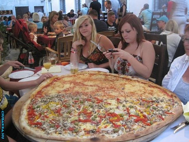 Apró pizza - Ennéd? :) Képek nagydarab pizza durva poén