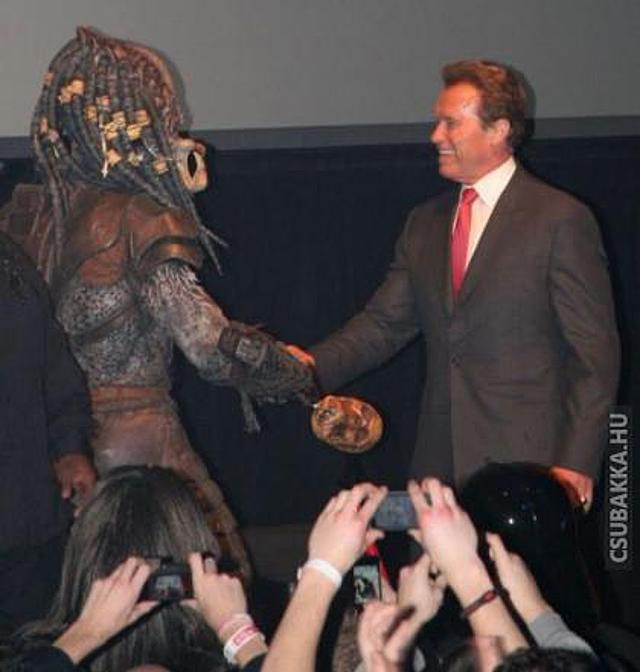 Történelmi kézfogás :) Képek béke Predator Arnold Schwarzenegger ragadozó