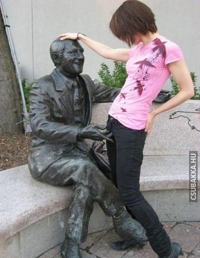 Nem számít a korkülönbség, főleg ha kőkemény a férfi :) szobor csaj Képek vicces