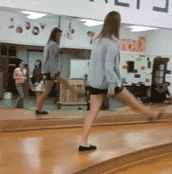clumsy_girls_caught_in_embarrassing_gifs_10