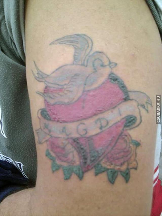 Rózsa, kövér fecske, kígyó, Magdi. Nagyon gáz tetoválás :D Képek fail tetoválás