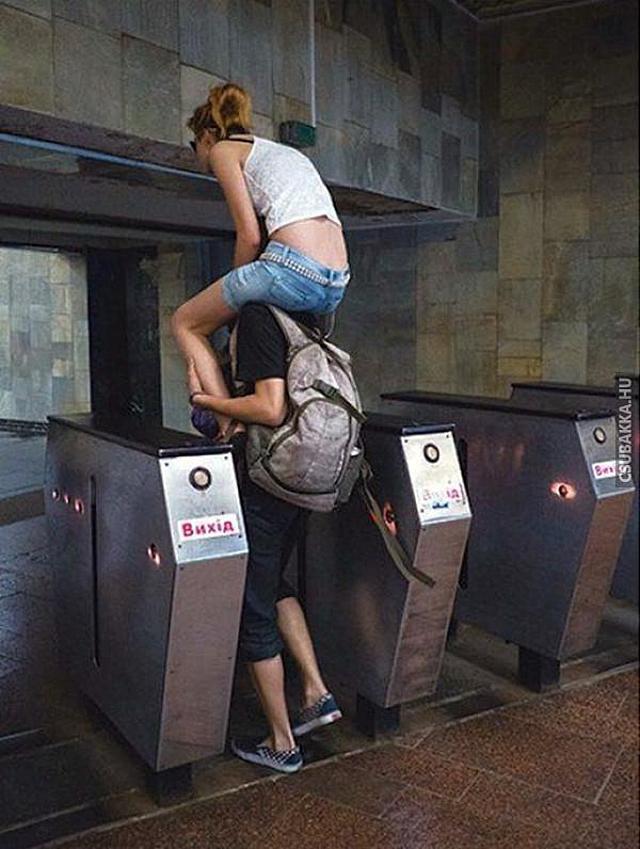 Egyet fizet, kettőt kap akció a moszkvai metrón :) metró vicces Képek jegy nélkül
