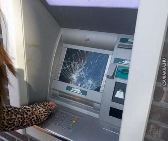 Valaki összetörte a nyerő gépet :) bankautomata összetörve Képek