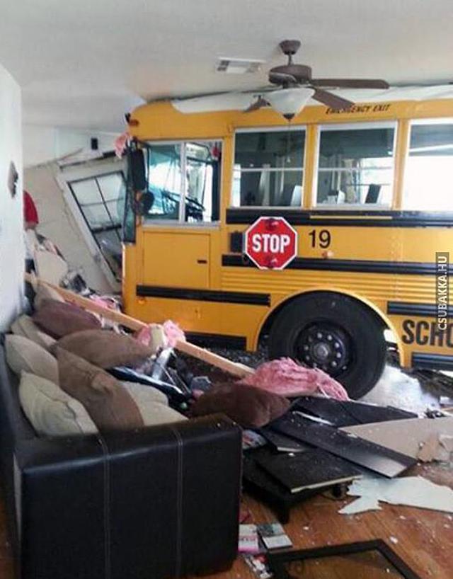 Végre hazaért a gyerek a suliból! :D fail Képek baleset vicces iskolabusz