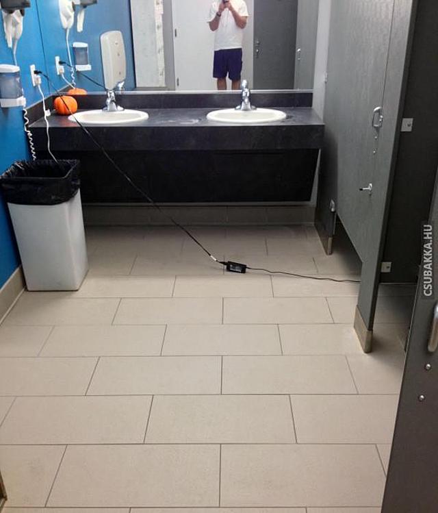 Nyilvános WC 2014-ben vicces képek selfie wc telefon töltés