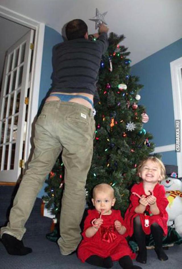 Apa már díszíti a fát :D karácsonyfa fail vicces képek karácsony